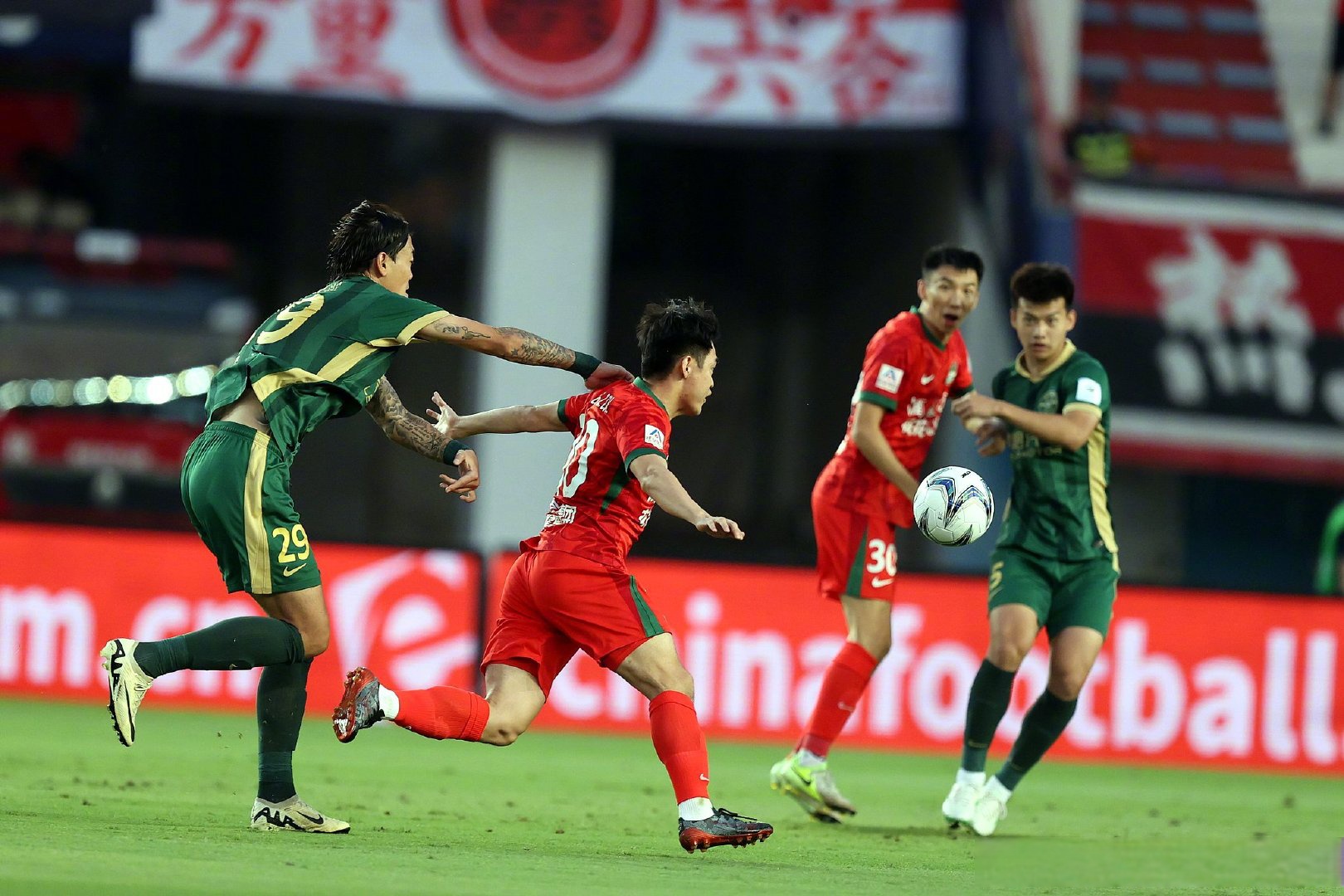 包含赛地聚焦：足总杯集结日热度飙升，密尔沃基雄鹿远射贴柱，质疑声仍在，年轻球员得到机会的词条